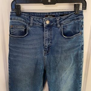 BDG Girlfriend Jean in Medium Wash SZ: 28W 26L